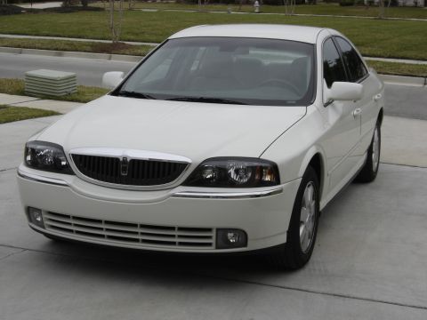 2002 Lincoln Town Car photo