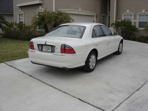 2002 Lincoln Town Car photo