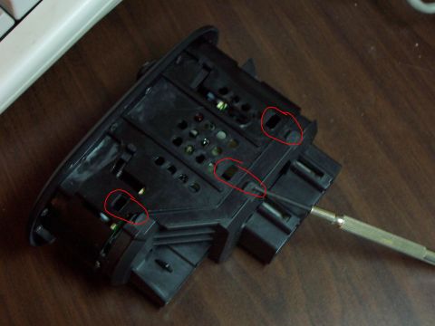 1999 Ford Taurus - the tabs that hold the unit together, i circled the areas in red. 3 more directly underneath these on the bottom of the unit.