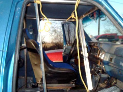 1984 Ford Bronco - Fitting the roof hoop. I did this task alone, but it's better to have help with this step