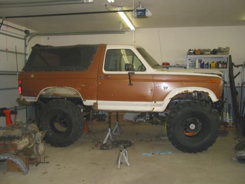 1981 Ford Bronco - First time on the new axles. This should be real close to the final ride height. The axle centers are 21 inches off the ground.
