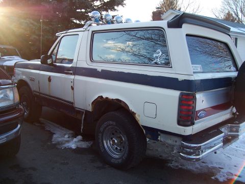 1990 Ford Bronco - This 1990 Ford Bronco shows significant rust and has aftermarket roof lights installed.