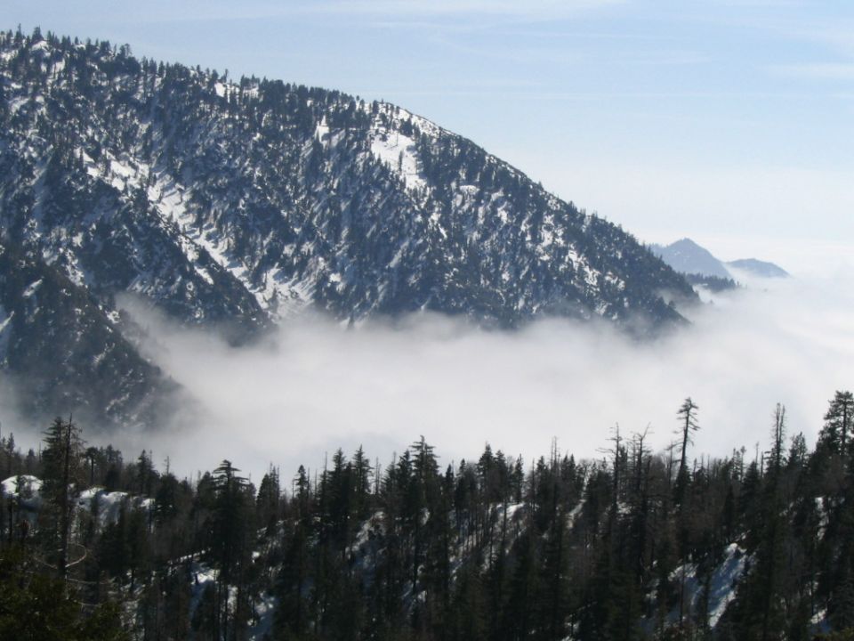 Mountain landscape with snow, trees, and fog, with a "SUPERMOTORS.NET" watermark