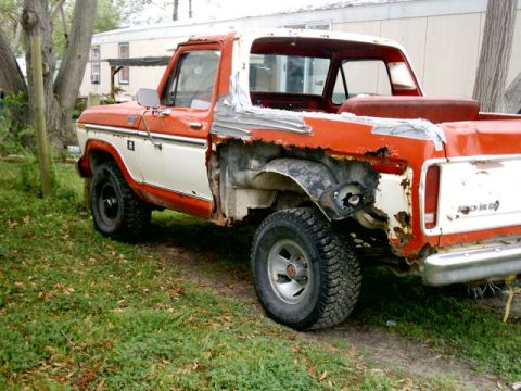 1978 Ford Bronco - This 1978 Ford Bronco shows extensive rust and damage to its body panels.
