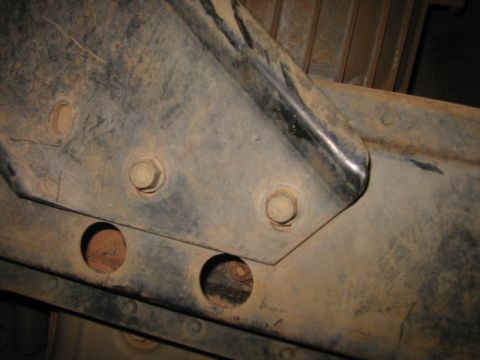 2000 Jeep Cherokee - Transfer case skid from underneath passenger side showing mount to crossmember.