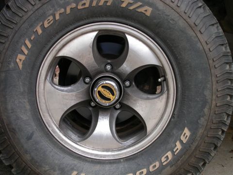 1990 Ford Bronco - Aluminum wheels & Warn premium hub locks