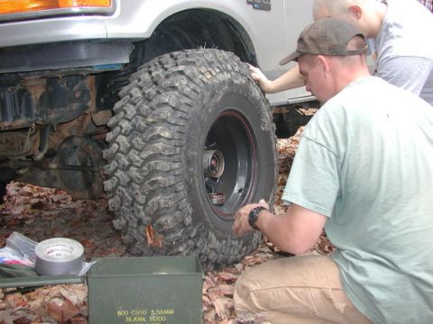 1990 Ford Bronco - Wrenching on Johnski's hub locks