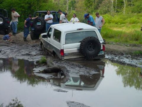 1995 Ford Bronco - Off-roading adventure goes wrong as a Ford Bronco gets stuck in the mud.