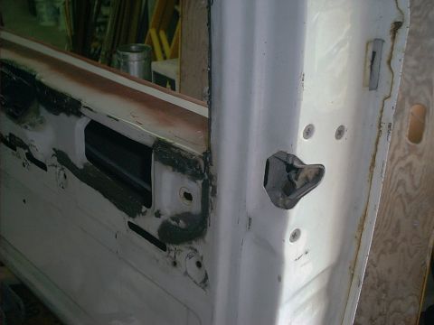 1990 Ford Bronco - latch access hole is retained.