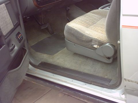 1990 Ford Bronco - The interior of this 1990 Ford Bronco features cloth seats and a gray carpeted floor.