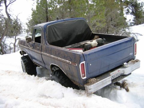 1985 Ford Bronco - Ford Bronco stuck in snow with a generator in the bed.