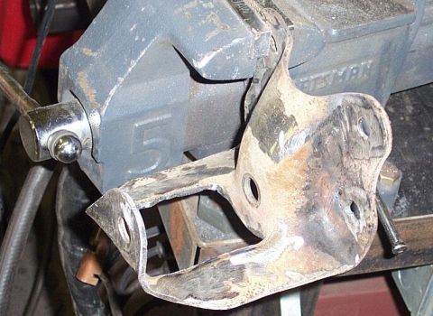 1986 Ford Ranger - A stock Ranger shackle is already in compression from the factory, but I figured I'd like to gain some lift by dropping the shackle a bit m…