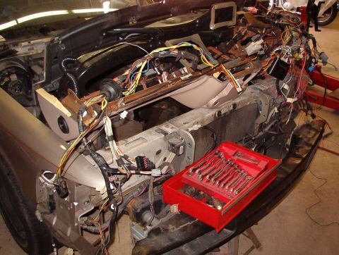 1994 Ford Crown Victoria - I set the dash on the front of the car to work on the wiring.