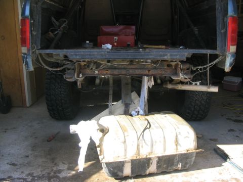 1986 Ford Bronco - Tank is out .. took about 10 minutes :)