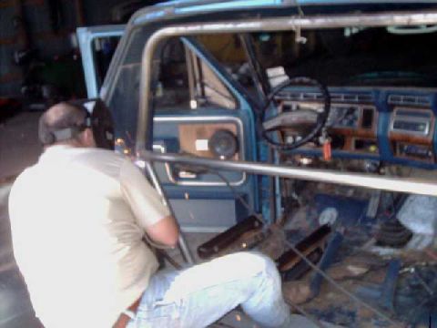 1984 Ford Bronco - Tack weld frame support to main hoop