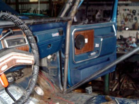 1984 Ford Bronco - Door brace and dash bar mounted to front post runner