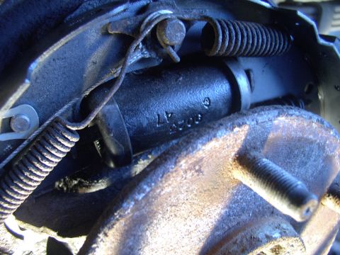 1986 Ford Bronco - Great shot of the E-cable clip in place, doing it's job. There's the new wheel cylinder in too.