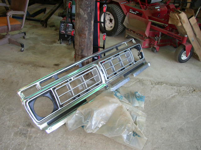 Chrome grille with rectangular openings and a circular headlight cutout