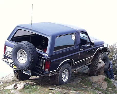 1993 Ford Bronco - This Ford Bronco appears to be from the late 1980s, not a 1993 model as claimed.
