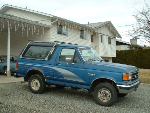 1990 Ford Bronco - This blue 1990 Ford Bronco features distinctive silver side graphics and a removable hardtop.