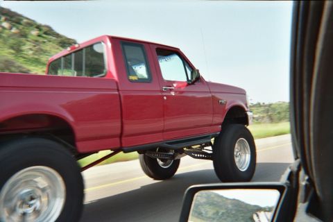 1990 Ford Bronco - It looks like it has some trick suspension .. But it also seems to tall to do any sort of high speed with it off road?