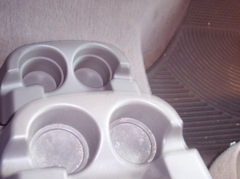 2000 Ford Excursion - Here you can see the 2 different sizes cupholder. No more spilled supersize drinks :)