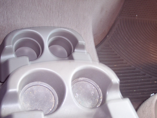 Here you can see the 2 different sizes cupholder. No more spilled supersize drinks :)