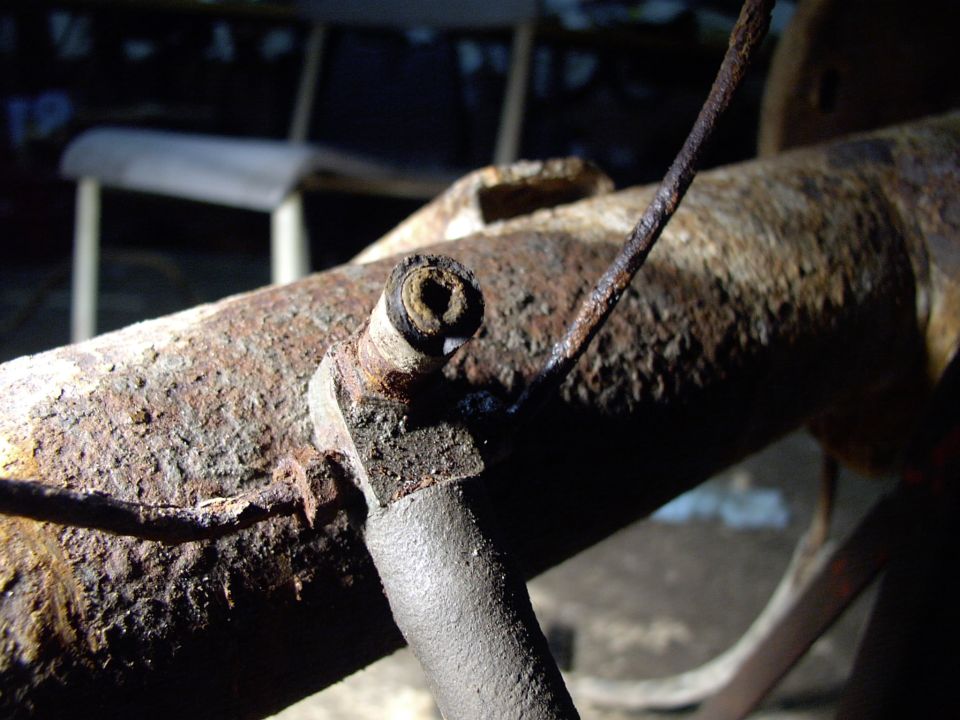 Only thing I saved off this axle breathing port is the bolt itself, as I have a new brake hose/union on my blown axle.