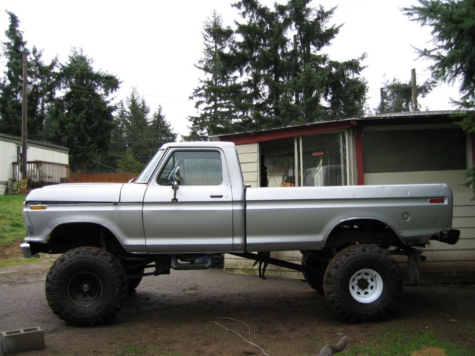 Side view:  Notice the wheels: All are 15 inch, rear are NEW 8 lug (D60) front are OLD 5 lug (D44)