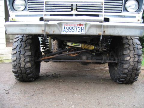 1976 Ford F-150 - Front end shot, see the difference the D44 is compared to the rear D60? The springs look bowed too :(