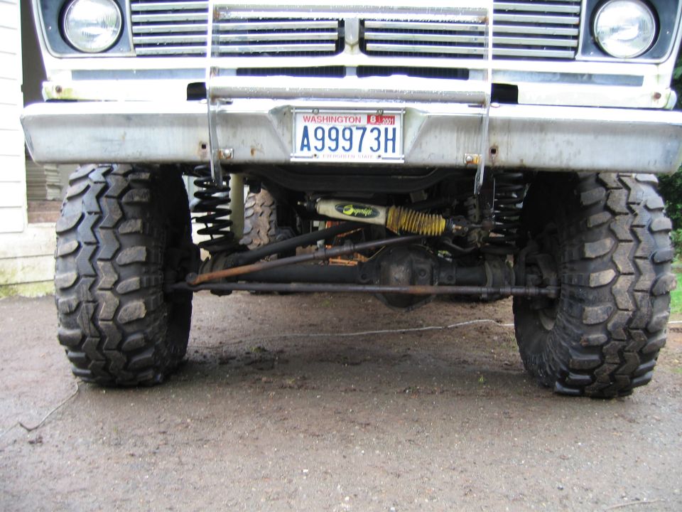 Front end shot, see the difference the D44 is compared to the rear D60? The springs look bowed too :(