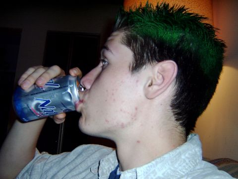 1998 Jeep TJ - Person with green hair drinks from a can, with a Supermotors watermark visible.
