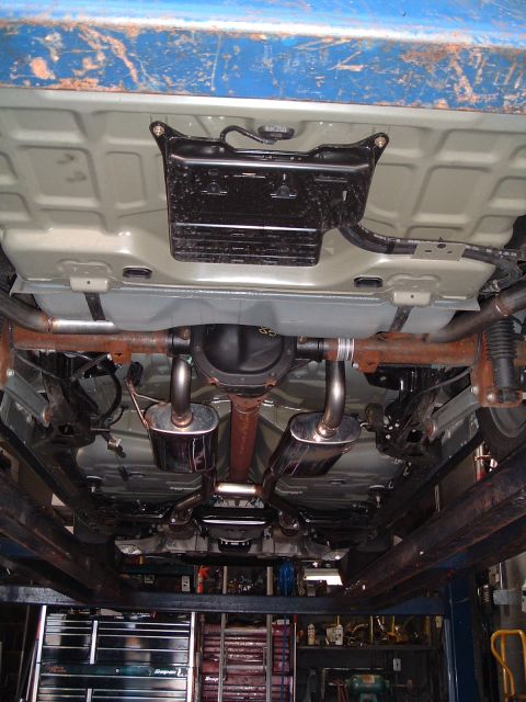 2000 Ford Crown Victoria - The underside of a 2000 Ford Crown Victoria is visible, with its exhaust system and rear axle clearly depicted.