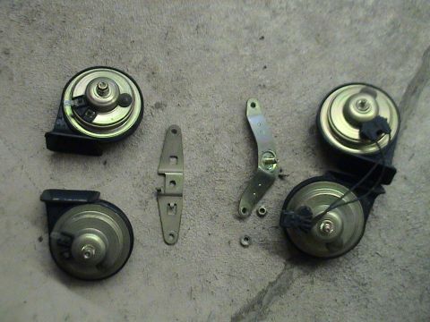 1994 Ford Crown Victoria - 1994 horns are totally different from 2000. The connector, the way they mount to their bracket, & the way the bracket mounts to the #1 cros…