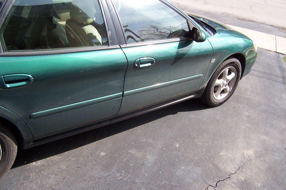 2000 Ford Taurus side view, green paint, alloy wheels