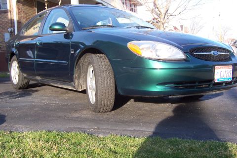 2000 Ford Taurus - This 2000 Ford Taurus is seen from a 3q-front angle.