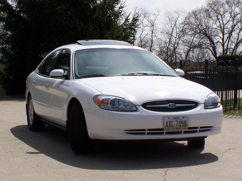 White 2001 Ford Taurus sedan, front 3/4 view