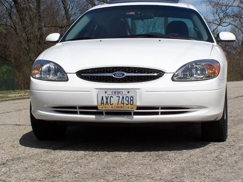 White 2001 Ford Taurus front view with Ohio license plate AXC 7498