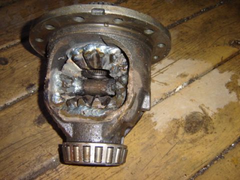 1992 Ford Bronco - This differential housing appears to have suffered significant damage to its internal gears.