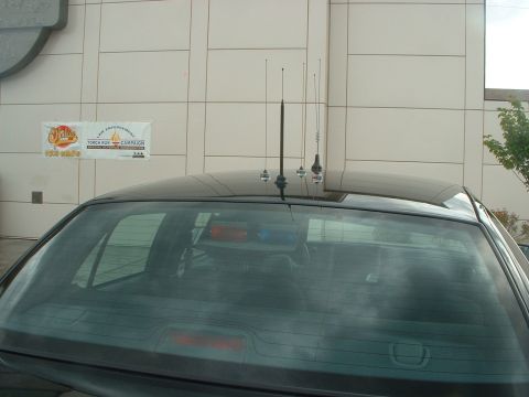 1999 Ford Crown Victoria - This 1999 Ford Crown Victoria police car is equipped with several antennas and a light bar, seen from the rear.