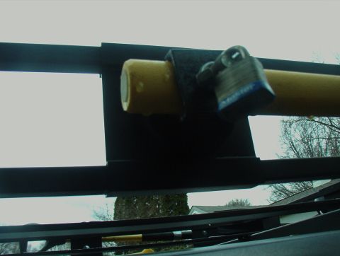 1993 Ford Bronco - A yellow pipe is locked to a roof rack, with a Supermotors.net watermark visible.