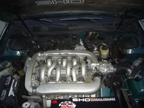 1993 Ford Taurus - The engine bay of a 1993 Ford Taurus SHO, its V8 engine and prominent SHO badging.