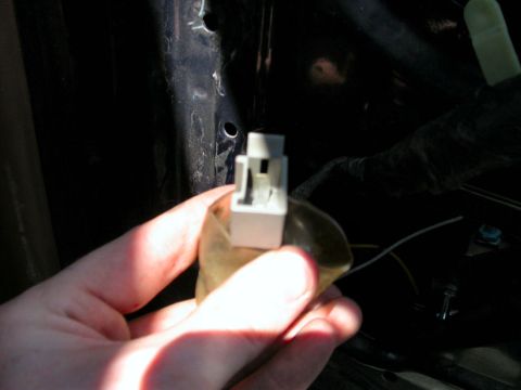 1990 Ford Bronco - This is what you must take off before disconnecting all three screws. If not, the motor will fall, possibly tearing these wires. Just bend…