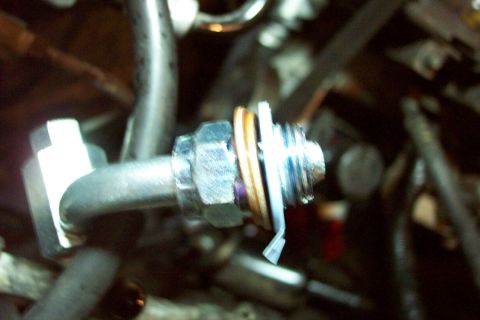 1992 Ford Bronco - Third attempt at sealing the Sag pump. Two copper and one nylon washer on the stock Bronco line (16mm Ford type 3 fitting). This does not w…
