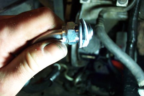 1992 Ford Bronco - Forth try at sealing the Sag pump. Two nylon washers on the stock Bronco line (16mm Ford type 3 fitting). This does not work.