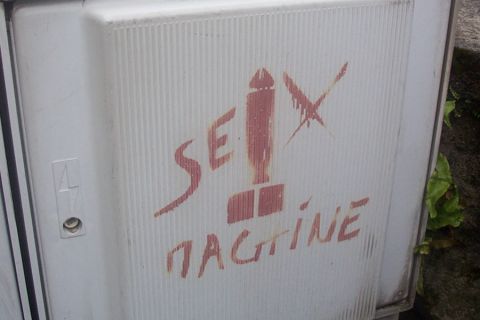 1988 Ford Bronco - thing spraypainted on the side of a utility box in France