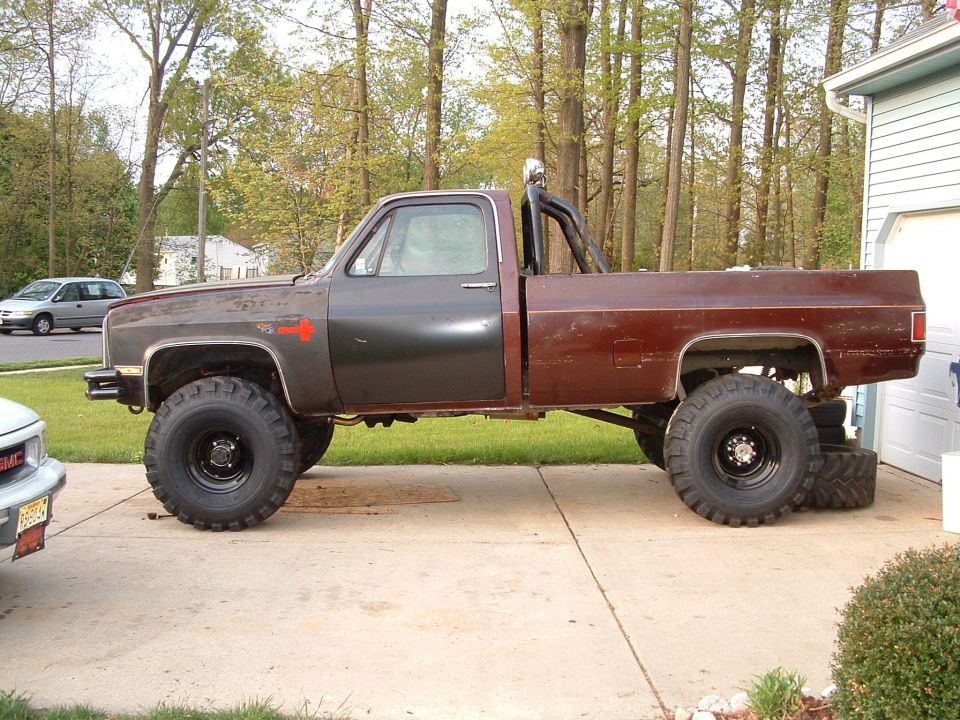 Side shot...
6" front leafs and 12" rear leafs - factory block removed
SUCKS