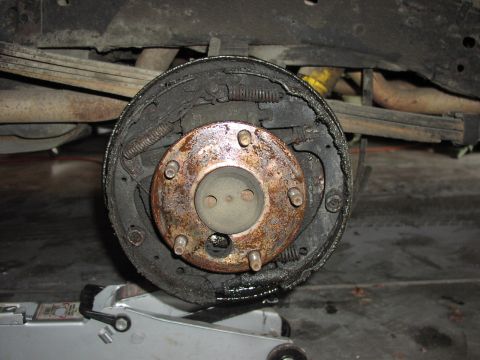 1979 Ford Bronco - brakes...dang lots o crud! amazing that it stopped at all!