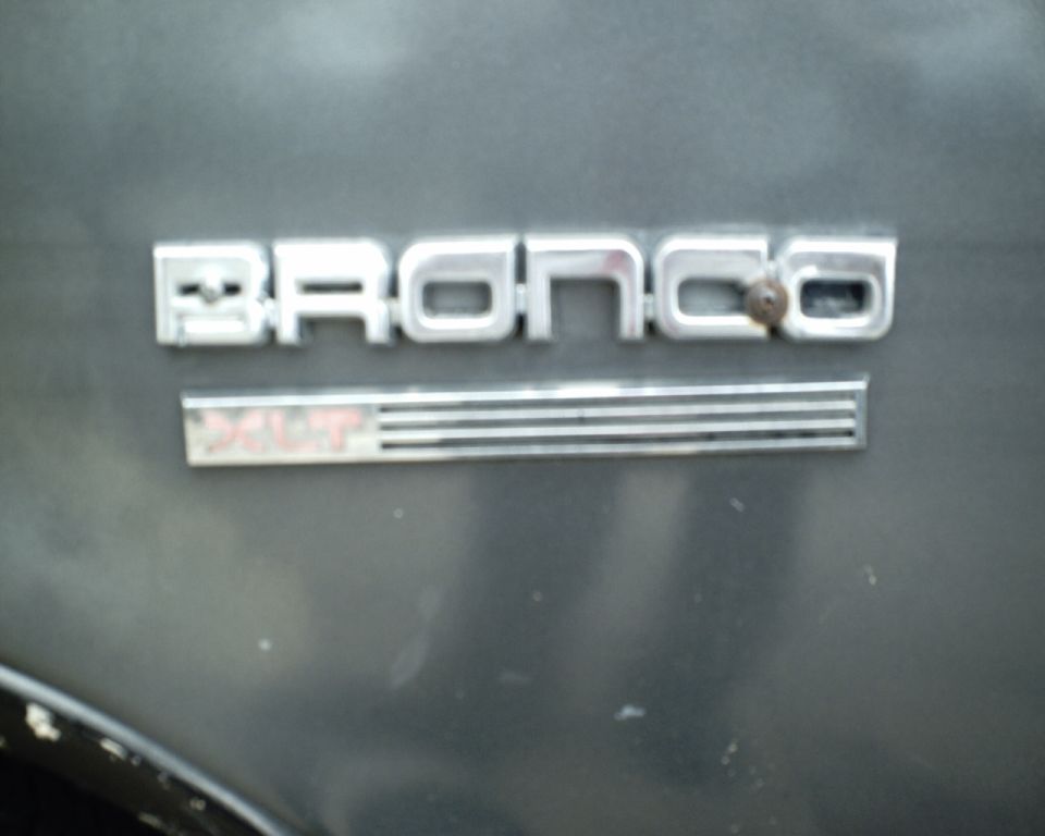 Bronco emblem and XLT trim badge on a vehicle side