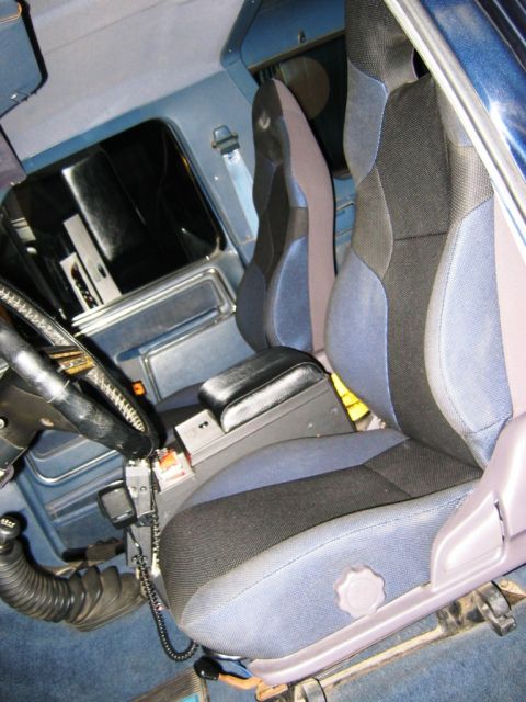 1985 Ford Bronco - Interior view of a vehicle's seats and dashboard, with a visible "Supermotors.net" watermark.